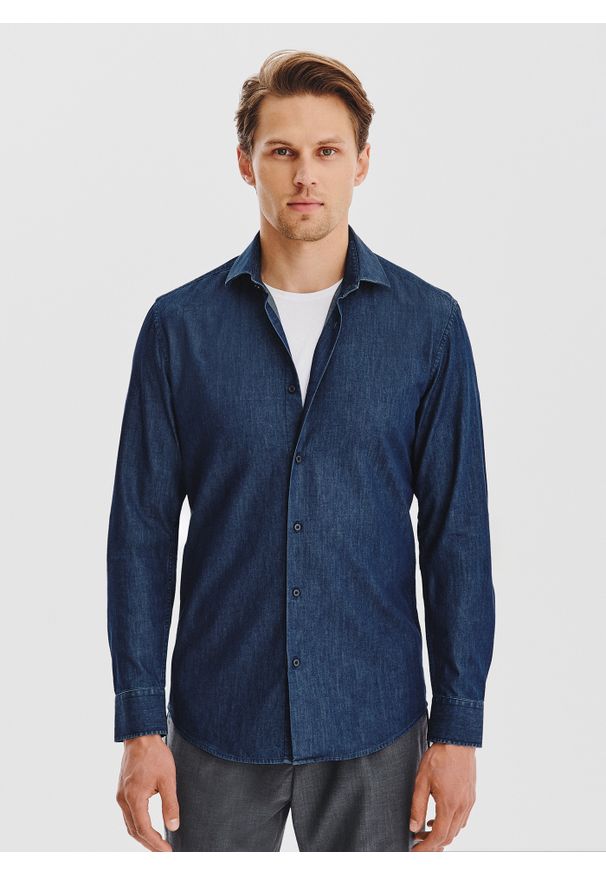 Pako Lorente - PAKO LORENTE - Granatowa koszula jeansowa. Typ kołnierza: kołnierzyk włoski. Kolor: niebieski. Materiał: jeans. Długość rękawa: długi rękaw. Długość: długie. Wzór: gładki