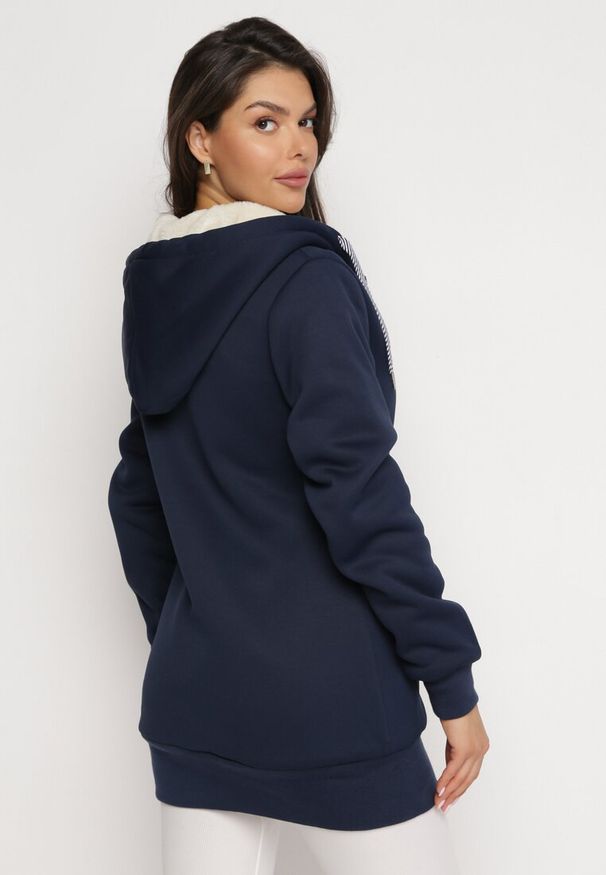 Born2be - Granatowa Bluza Ocieplana Sztucznym Futerkiem z Kapturem i Kieszeniami Violanda. Typ kołnierza: kaptur. Kolor: niebieski. Materiał: futro