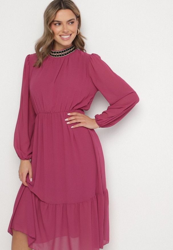 Born2be - Fioletowa Sukienka z Gumką w Talii Ozdobiona Aplikacjami przy Dekolcie Lilirae. Kolor: fioletowy. Wzór: aplikacja. Sezon: wiosna, lato. Styl: elegancki