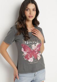 Born2be - Ciemnoszary Bawełniany T-shirt z Metalicznym Napisem i Motylem Zarevalia. Okazja: na co dzień. Kolor: szary. Materiał: bawełna. Wzór: napisy. Styl: sportowy, klasyczny, elegancki, casual #6