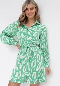 Born2be - Zielona Sukienka Mini z Plisowanymi Rękawami i Materiałowym Paskiem Sevan. Kolor: zielony. Materiał: materiał. Wzór: motyw zwierzęcy, nadruk. Sezon: wiosna, lato. Długość: mini #4