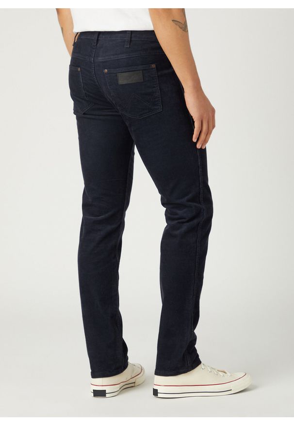 Wrangler - WRANGLER GREENSBORO MĘSKIE SPODNIE MATERIAŁOWE PARISIAN NIGHT W15QLM866. Materiał: materiał