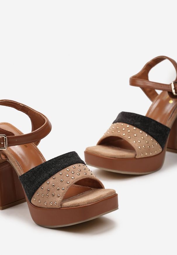 Renee - Ciemnobeżowe Sandały Zapinane wokół Kostki na Wysokim Słupku i Platformie z Nitami Trasiaga. Kolor: beżowy. Materiał: satyna, jeans. Sezon: lato. Obcas: na platformie. Styl: wizytowy, elegancki
