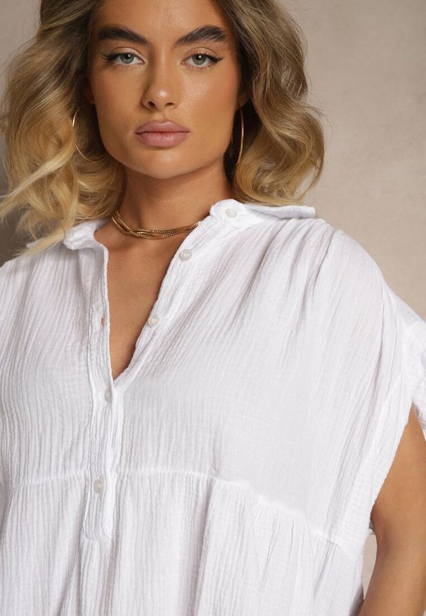 Renee - Biała Koszula z Falbanką Novialene. Okazja: na co dzień, na imprezę. Kolor: biały. Materiał: jeans. Długość rękawa: krótki rękaw. Długość: krótkie. Sezon: lato. Styl: klasyczny, casual