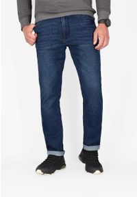 Volcano - Ciemnoniebieskie spodnie jeansowe męskie D-FERG. Kolekcja: plus size. Kolor: wielokolorowy, szary, niebieski. Długość: krótkie. Styl: sportowy, klasyczny