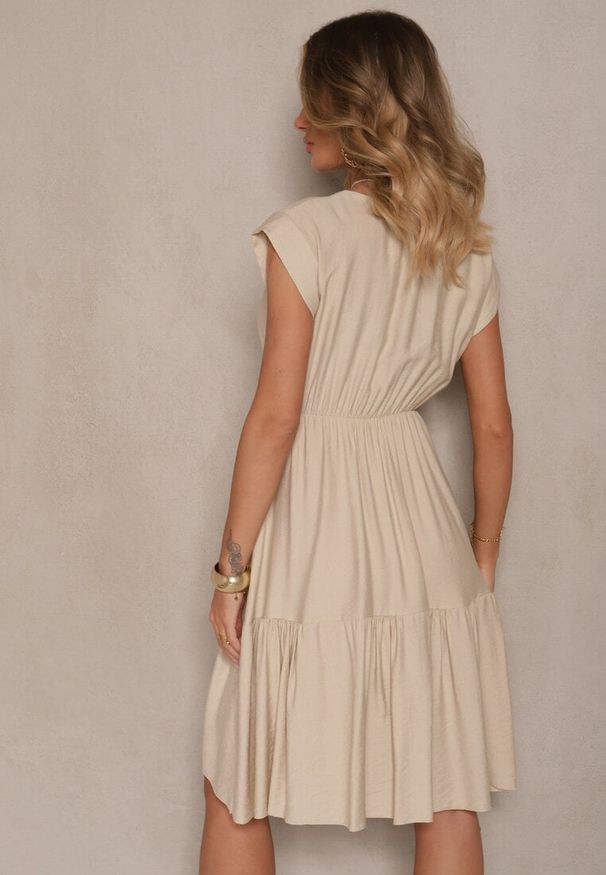 Renee - Beżowa Rozkloszowana Sukienka z Wiskozy Linurea. Okazja: na co dzień. Kolor: beżowy. Materiał: wiskoza. Styl: klasyczny, elegancki, casual