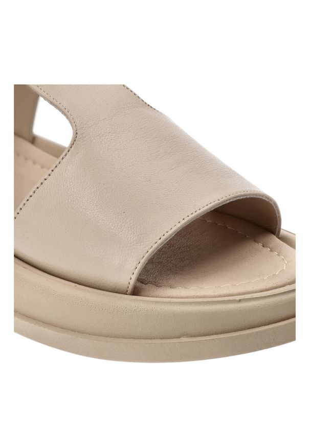 Beżowe Sandały Karino Modne Obuwie Damskie. Okazja: na co dzień, na spacer. Zapięcie: klamry. Kolor: beżowy. Materiał: skóra. Wzór: paski. Sezon: lato. Obcas: na płaskiej podeszwie. Styl: casual, elegancki