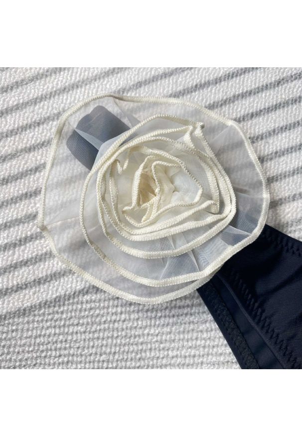 Intica - Bikini bez ramiączek z kwiatowym wzorem na lato Corella. Kolor: różowy. Materiał: tkanina, materiał. Wzór: kwiaty