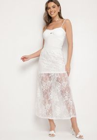 Born2be - Biała Rozkloszowana Spódnica z Koronki Zdobiona Rozcięciem Zariska. Okazja: na imprezę. Kolor: biały. Materiał: koronka. Wzór: aplikacja, koronka. Styl: elegancki #4