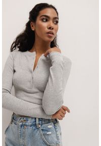 Marsala - Dopasowany top z dekoltem na zatrzaski w kolorze CLASSIC GREY- MOODY NAP-XL. Kolor: szary. Materiał: elastan, dzianina, prążkowany, bawełna, materiał. Długość rękawa: długi rękaw. Długość: długie. Wzór: melanż
