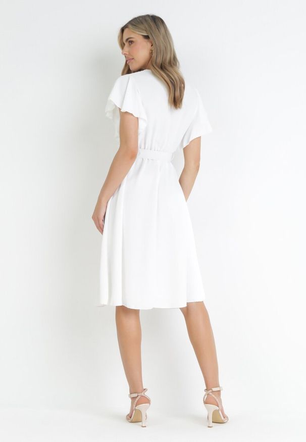 Born2be - Biała Sukienka z Kopertowym Dekoltem i Paskiem Sizue. Kolor: biały. Typ sukienki: kopertowe