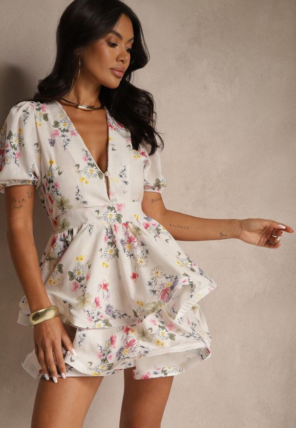 Renee - Biała Rozkloszowana Sukienka z Bawełny Zdobiona Falbanami i Kwiatowym Wzorem Sarolisse. Okazja: na co dzień. Typ kołnierza: dekolt w kształcie V. Kolor: biały. Materiał: bawełna. Długość rękawa: krótki rękaw. Wzór: aplikacja, kwiaty. Styl: casual