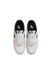 Nike - NIKE Air Force 1 '07 LV8 Sneakersy męskie. Kolor: beżowy. Materiał: materiał, syntetyk, guma, skóra. Szerokość cholewki: normalna. Model: Nike Air Force #2