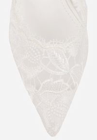 Born2be - Białe Koronkowe Szpilki VICES z Odkrytą Piętą w Eleganckim Stylu Vitavia. Okazja: na wesele, na co dzień, na spotkanie biznesowe, na ślub cywilny. Zapięcie: pasek. Kolor: biały. Materiał: koronka. Wzór: koronka. Obcas: na szpilce. Styl: elegancki #9