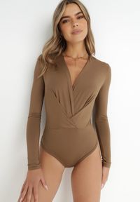 Born2be - Brązowe Body z Wiskozą i Kopertowym Dekoltem Candletree. Okazja: na co dzień. Kolor: brązowy. Materiał: wiskoza. Wzór: aplikacja. Styl: casual, elegancki #3