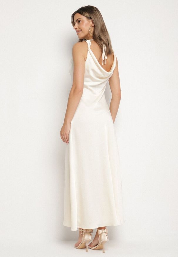 Born2be - Jasnobeżowa Sukienka Vices z Ozdobnym Tyłem i Wiązaniem Zimea. Okazja: na wesele, na randkę, na ślub cywilny, na imprezę. Kolor: beżowy. Styl: klasyczny