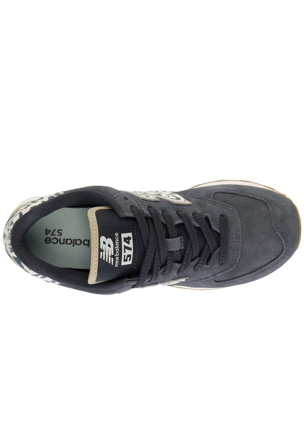 Buty damskie New Balance WL574XE2 – czarne. Kolor: czarny. Materiał: syntetyk, skóra, dresówka, materiał, bawełna, guma. Szerokość cholewki: normalna. Wzór: nadruk, motyw zwierzęcy. Model: New Balance 574