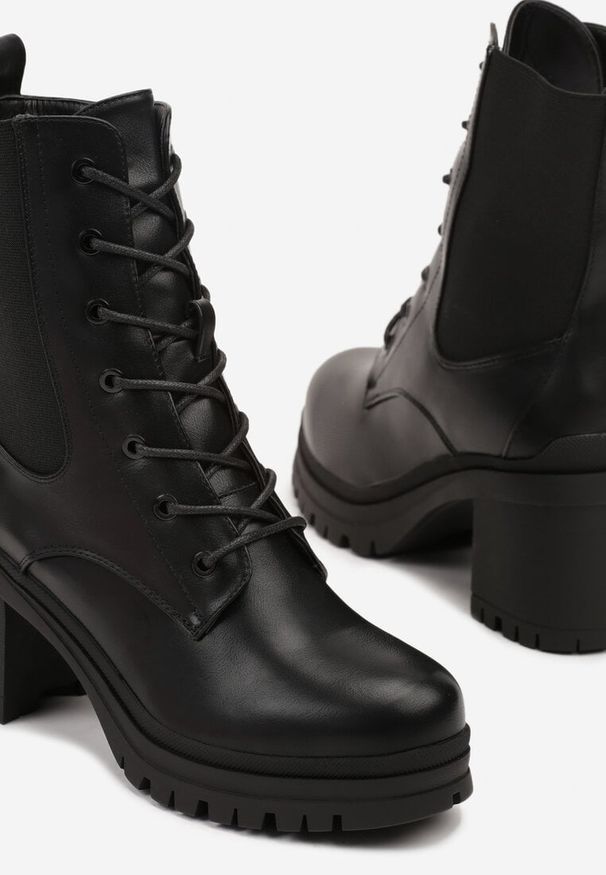 Renee - Czarne Botki Typu Workery na Słupku Cladira. Okazja: na co dzień, na randkę. Kolor: czarny. Materiał: skóra, jeans. Sezon: wiosna. Obcas: na słupku. Styl: casual, elegancki, street. Wysokość obcasa: średni