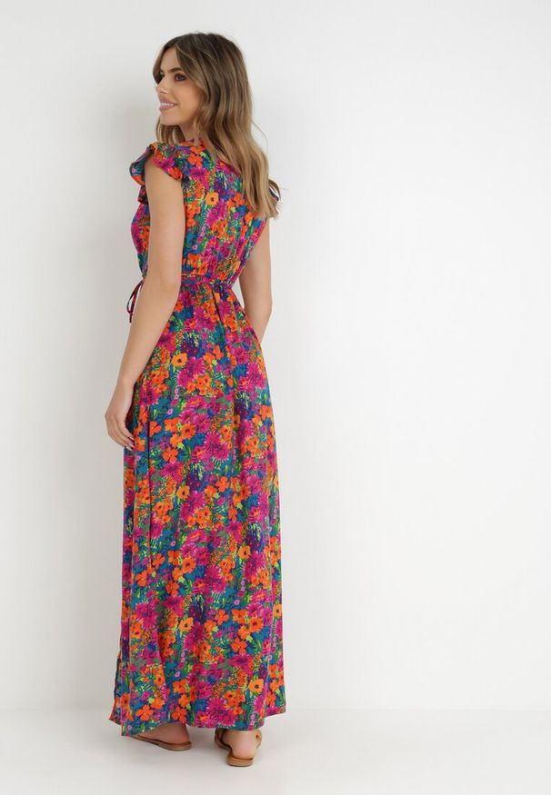 Born2be - Fuksjowa Sukienka Oceshi. Typ kołnierza: kołnierz z falbankami, kokarda. Kolor: różowy. Materiał: materiał. Wzór: kwiaty. Typ sukienki: kopertowe. Długość: maxi