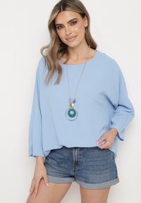 Born2be - Jasnoniebieska Bluzka z Rękawami Typu Nietoperz z Naszyjnikiem Zonoane. Okazja: na co dzień. Kolor: niebieski. Styl: casual #5