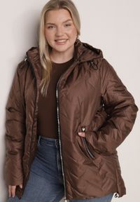 Born2be - Brązowa Przejściowa Pikowana Kurtka z Odpinanym Kapturem Nevistta. Okazja: na spacer, na co dzień, do pracy. Kolekcja: plus size. Kolor: brązowy. Materiał: poliester, jeans. Styl: casual, elegancki #6