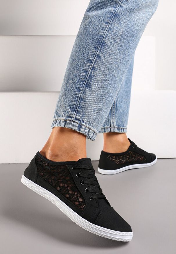 Renee - Czarne Tenisówki z Ażurowymi Wstawkami Po Bokach Salessa. Okazja: na co dzień. Kolor: czarny. Materiał: jeans. Wzór: ażurowy. Sezon: lato, wiosna. Obcas: na obcasie. Styl: casual. Wysokość obcasa: niski