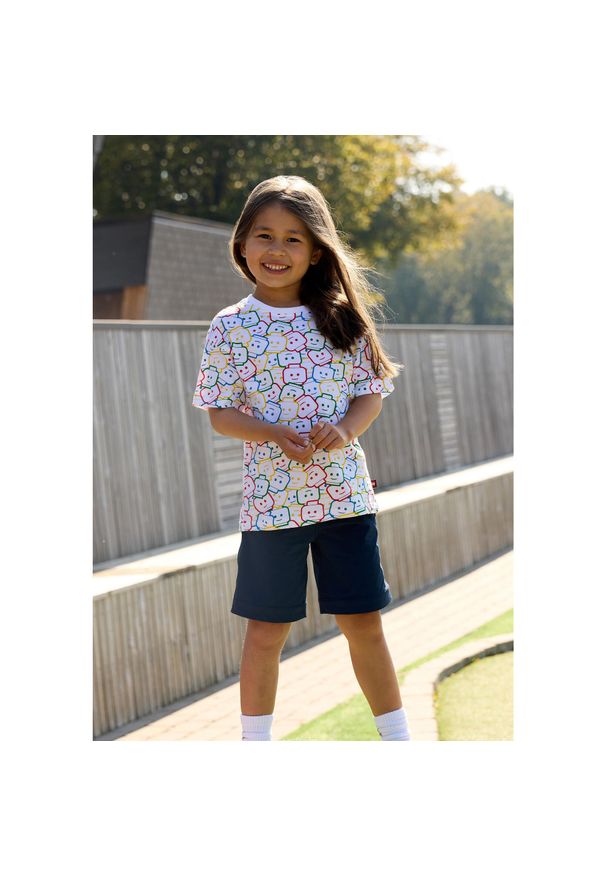 Koszulka dziecięca LEGO Iconic Taffy 203, biała z nadrukiem minifigurek.. Kolor: biały. Materiał: bawełna. Długość rękawa: krótki rękaw. Długość: krótkie. Wzór: nadruk