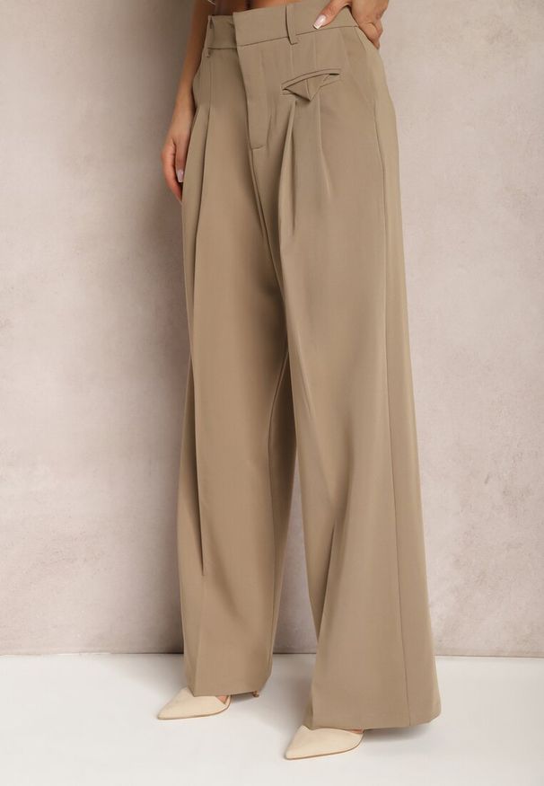 Renee - Ciemnobeżowe Eleganckie Spodnie Garniturowe z Wysokim Stanem Lainiva. Okazja: na imprezę. Stan: podwyższony. Kolor: beżowy. Styl: elegancki