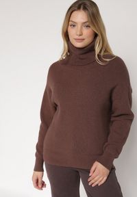 Born2be - Brązowy Golf o Klasycznym Kroju z Kaszmirem Azifra. Okazja: na spotkanie biznesowe. Typ kołnierza: golf. Kolor: brązowy. Materiał: kaszmir. Wzór: aplikacja. Styl: klasyczny #1