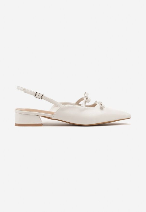 Born2be - Białe Eleganckie Sandały na Niskim Słupku z Kokardkami i Noskiem w Szpic Rensara. Okazja: na co dzień. Zapięcie: pasek. Kolor: biały. Materiał: jeans. Obcas: na słupku. Styl: elegancki