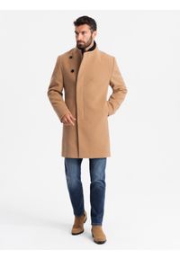 Ombre Clothing - Męski płaszcz z asymetrycznym zapięciem i wysokim kołnierzem – jasnobrązowy V4. Okazja: na co dzień. Typ kołnierza: kołnierzyk stójkowy. Kolor: brązowy. Materiał: wiskoza, poliester, materiał, syntetyk, włókno. Długość: długie. Wzór: aplikacja, jednolity. Styl: wizytowy, casual, elegancki