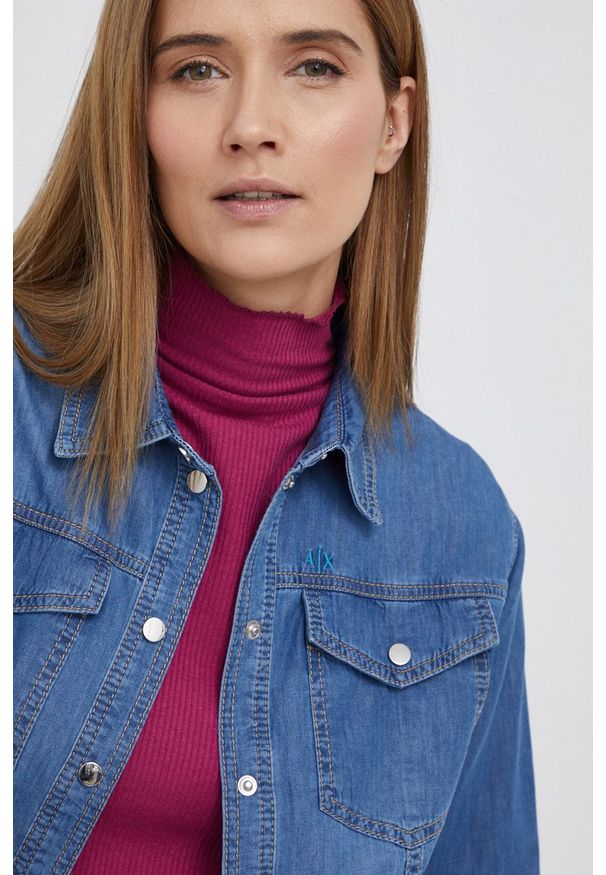 Armani Exchange Koszula jeansowa damska regular z kołnierzykiem klasycznym. Okazja: na co dzień. Typ kołnierza: kołnierzyk klasyczny. Kolor: niebieski. Materiał: jeans. Styl: klasyczny