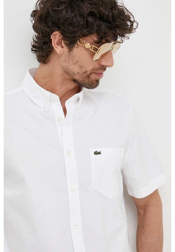 Lacoste koszula bawełniana męska kolor biały regular z kołnierzykiem button-down. Typ kołnierza: button down. Kolor: biały. Materiał: bawełna. Długość rękawa: krótki rękaw. Długość: krótkie