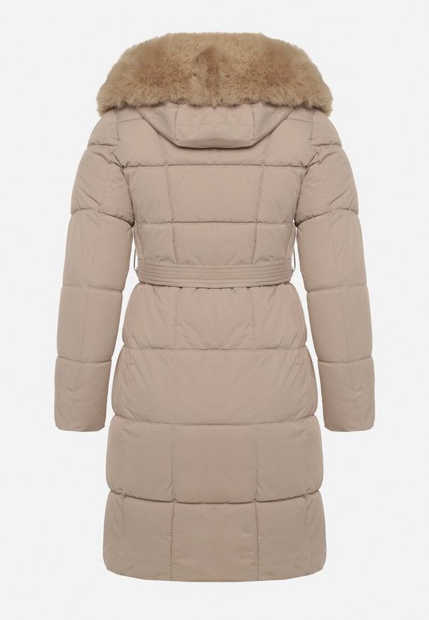 Born2be - Beżowa Pikowana Kurtka z Kapturem z Futrem i Wiązanym Paskiem Mevinatia. Okazja: na co dzień. Typ kołnierza: kaptur. Kolekcja: plus size. Kolor: beżowy. Materiał: futro. Styl: casual, klasyczny