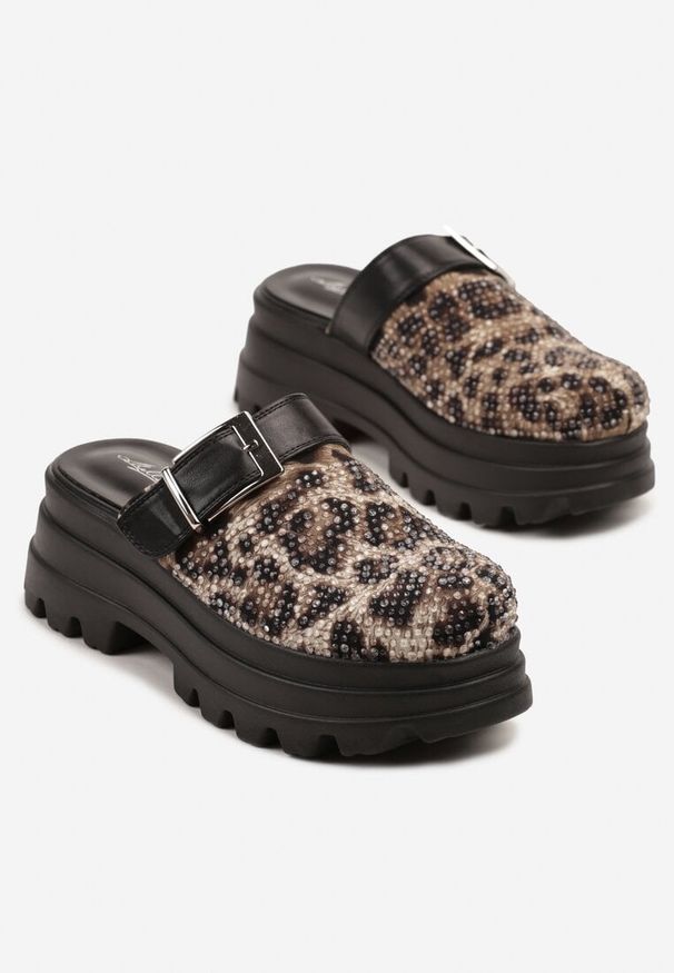 Born2be - Czarne Klapki Chodaki na Grubej Podeszwie z Paskiem z Klamrą Sorie. Okazja: na co dzień. Kolor: czarny. Materiał: jeans. Styl: klasyczny, elegancki, casual