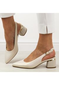 Perłowe czółenka damskie na obcasie bez pięty Sergio Leone sk175. Okazja: na spotkanie biznesowe, na wesele, na ślub cywilny. Zapięcie: sprzączka. Kolor: beżowy. Materiał: skóra. Sezon: wiosna, lato. Obcas: na obcasie. Styl: elegancki, biznesowy, klasyczny. Wysokość obcasa: średni #1