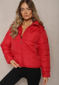 Renee - Czerwona Kurtka Pikowana Wykończona Kapturem Aviatoria. Okazja: do pracy. Kolor: czerwony. Materiał: jeans, dzianina #3