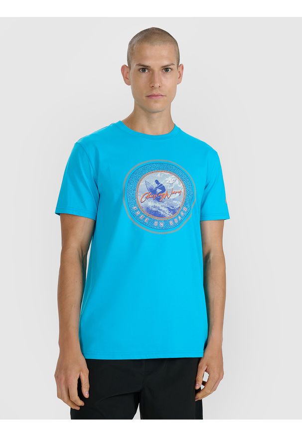 4f - 4F T-shirt regular z nadrukiem męski - niebieski M. Okazja: na co dzień. Kolor: niebieski. Materiał: bawełna, materiał, jersey. Długość rękawa: krótki rękaw. Długość: krótkie. Wzór: nadruk. Styl: wakacyjny, sportowy, klasyczny, casual