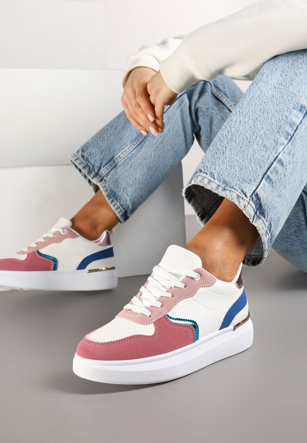 Born2be - Biało-Różowe Sneakersy Ozdobione Metalicznymi Wstawkami Delarila. Okazja: na co dzień. Nosek buta: okrągły. Zapięcie: sznurówki. Kolor: biały. Materiał: jeans. Wzór: aplikacja. Sezon: lato, wiosna