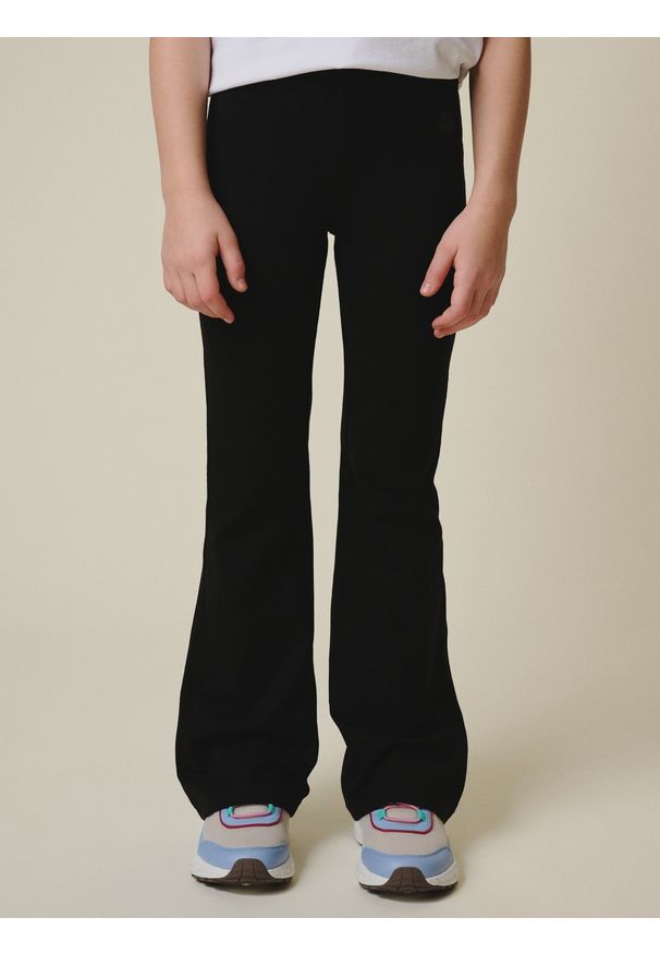 4f - 4F Legginsy dzianinowe z rozszerzanymi nogawkami dziewczęce - czarne 146/152 (10-12 lat). Okazja: na co dzień. Stan: obniżony. Kolor: czarny. Materiał: dzianina. Sezon: lato. Styl: casual