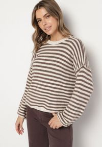 Born2be - Jasnobeżowy Sweter Oversize w Paski z Dodatkiem Wełny i Wiskozy Tianalla. Kolor: beżowy. Materiał: wiskoza, wełna. Wzór: paski. Styl: elegancki
