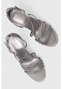 Guess sandały skórzane AXEN2 kolor srebrny FL7A2X SAT03. Zapięcie: klamry. Kolor: srebrny. Materiał: skóra. Obcas: na obcasie. Wysokość obcasa: średni #3