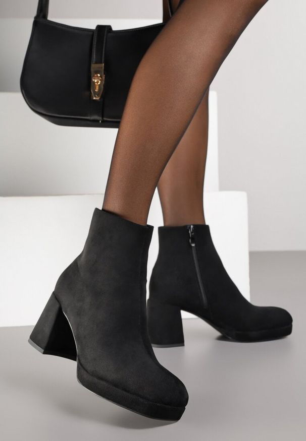 Renee - Czarne Botki Vices do Kostki z Imitacji Zamszu na Słupkowym Obcasie Vedvira. Okazja: na co dzień. Kolor: czarny. Materiał: zamsz. Obcas: na obcasie. Styl: casual, elegancki. Wysokość obcasa: średni