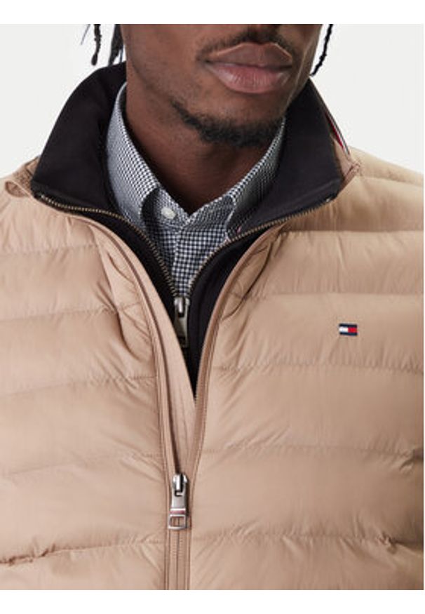 TOMMY HILFIGER - Tommy Hilfiger Kamizelka MW0MW37677 Beżowy Regular Fit. Kolor: beżowy. Materiał: syntetyk