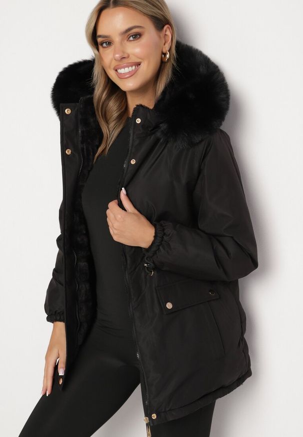 Born2be - Czarna Dwustronna Kurtka Parka z Kapturem i Futrzaną Pikowaną Wyściółką Hetida. Okazja: na co dzień. Typ kołnierza: kaptur. Kolor: czarny. Materiał: futro. Styl: casual, klasyczny
