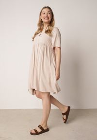 Born2be - Beżowa Rozkloszowana Sukienka w Koszulowym Stylu z Bawełny Normae. Okazja: na co dzień, do pracy. Kolor: beżowy. Materiał: bawełna. Typ sukienki: koszulowe. Styl: casual, klasyczny #3