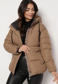 Born2be - Beżowa Pikowana Kurtka Kurtka o Pudełkowym Kroju z Kapturem i Kieszeniami Alissan. Typ kołnierza: kaptur. Kolor: beżowy. Materiał: jeans. Sezon: zima #5