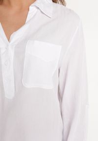Born2be - Biała Klasyczna Bluzka Koszula z Lnem Kołnierzykiem i Guzikami Ozdobiona Kieszeniami Evnelia. Kolor: biały. Materiał: len. Wzór: aplikacja. Styl: klasyczny #3
