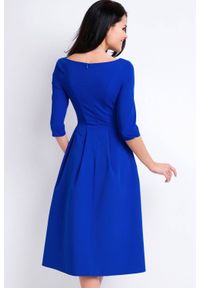 Awama - Elegancka sukienka rozkloszowana midi z kontrafałdami niebieska. Okazja: do pracy. Kolor: niebieski. Styl: elegancki. Długość: midi