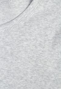 Renee - Szary Bawełniany T-shirt o Dopasowanym Kroju z Prążkowanego Materiału Lailya. Okazja: na co dzień. Kolor: szary. Materiał: prążkowany, materiał, bawełna. Wzór: gładki. Styl: casual, klasyczny #8